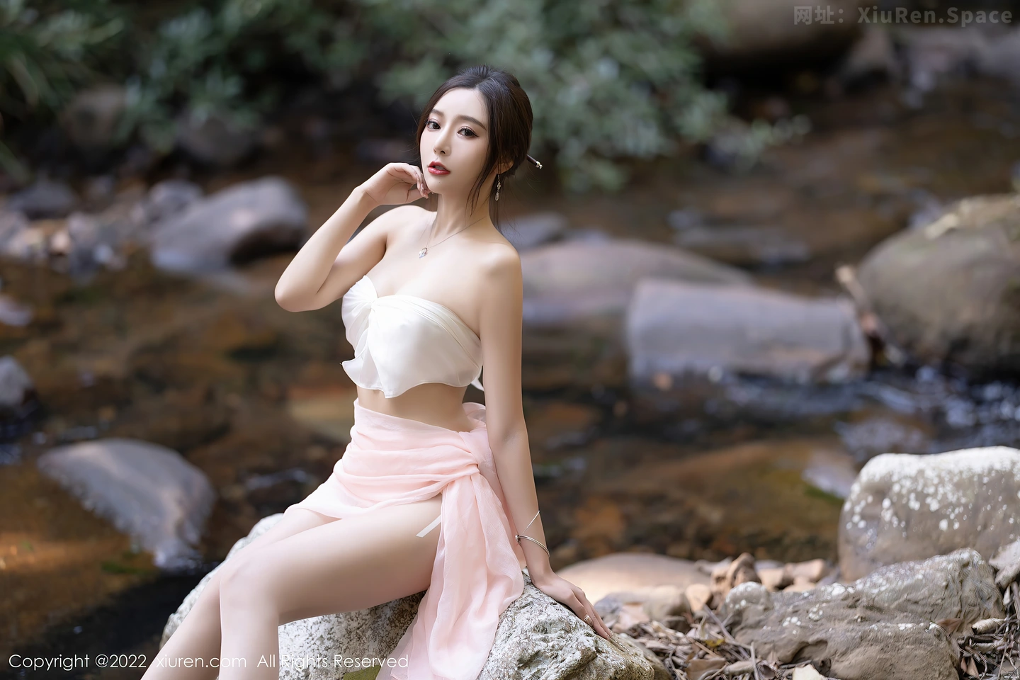 图片[4]-[XiuRen秀人网]VOL.4511 女神王馨瑶yanni户外小溪边淡色轻透服饰露火辣身材诱惑写真61P-秀人网官方网站